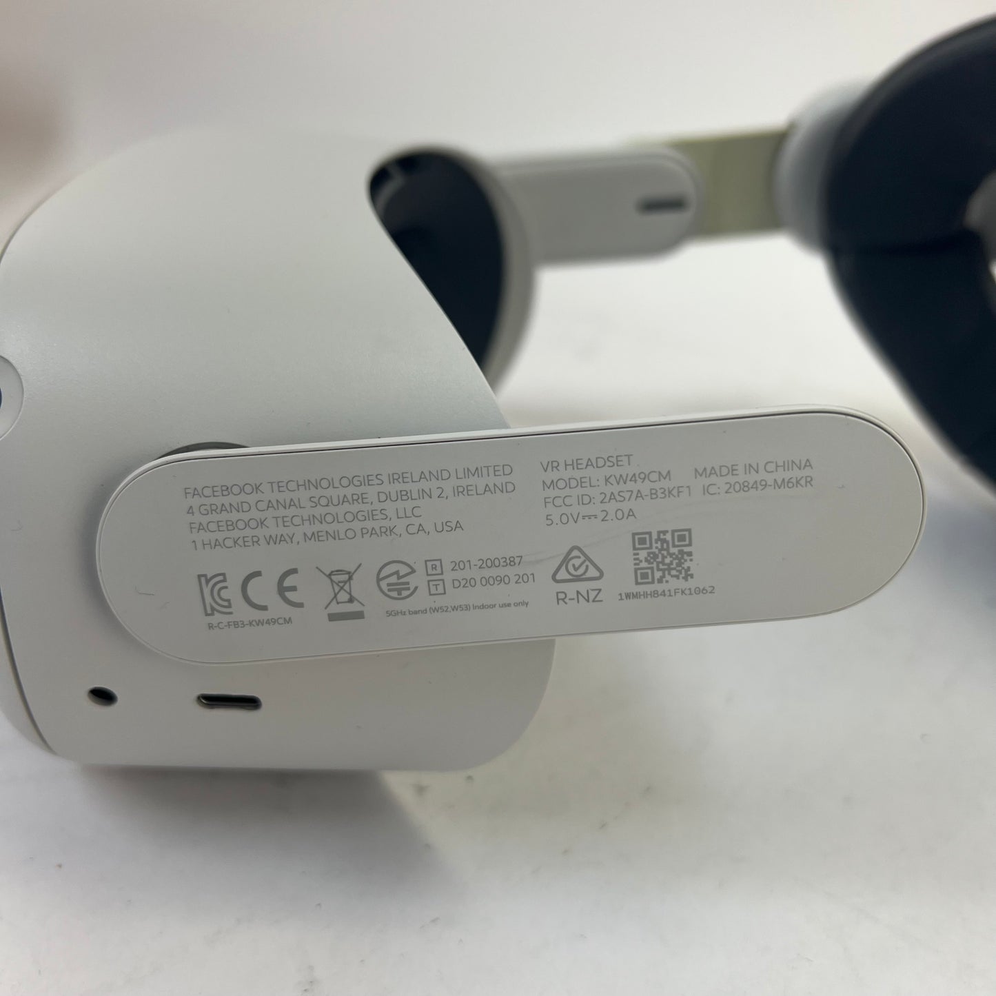 Oculus Quest 2 Standalone All-in-One VR Headset KW49CM [Bad OS]