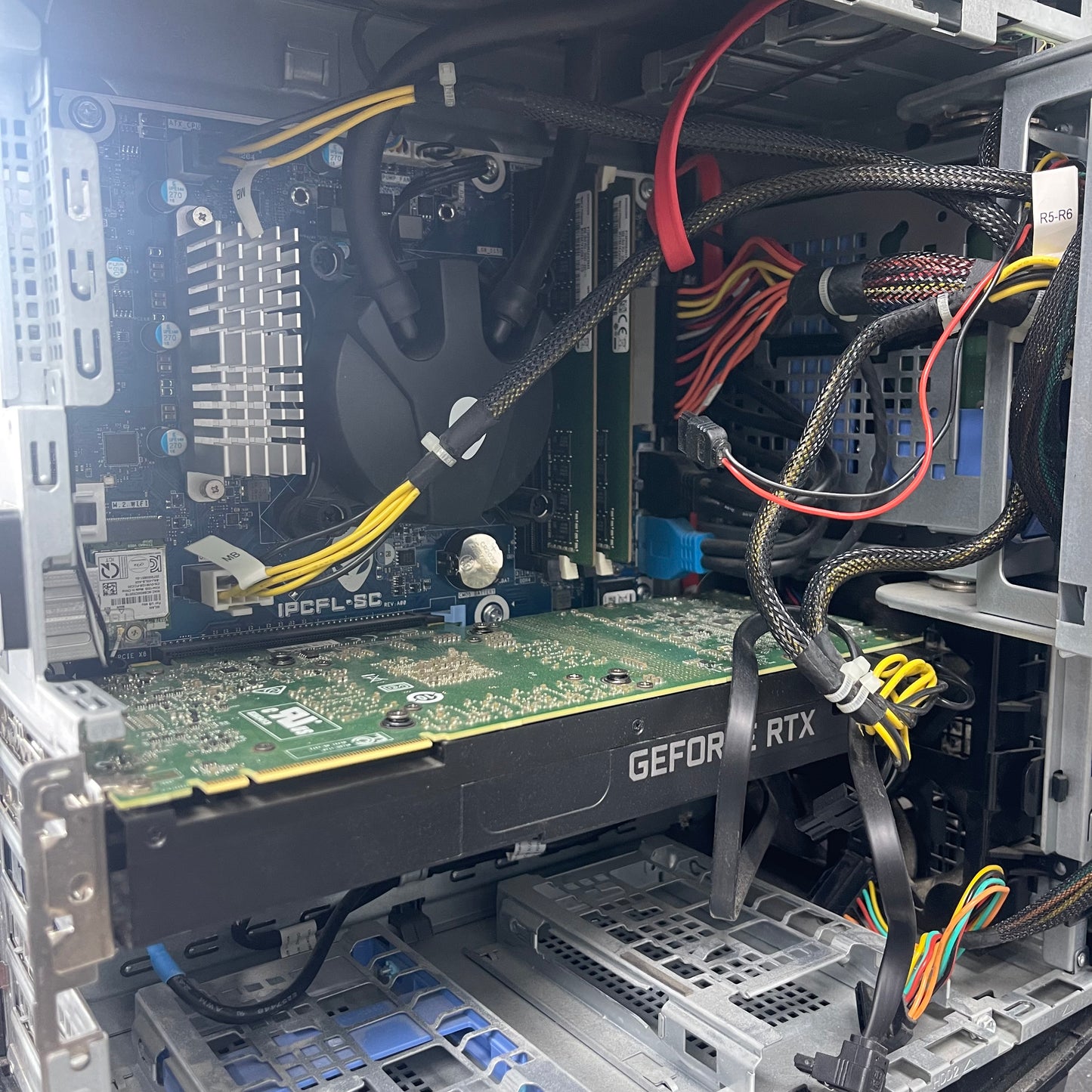 Alienware Aurora R7 AWAUR7-7066SLV-PUS Core i7-8700K 3.70GHz 16GB RAM 256GB SSD 2TB HDD GeForce RTX 2080