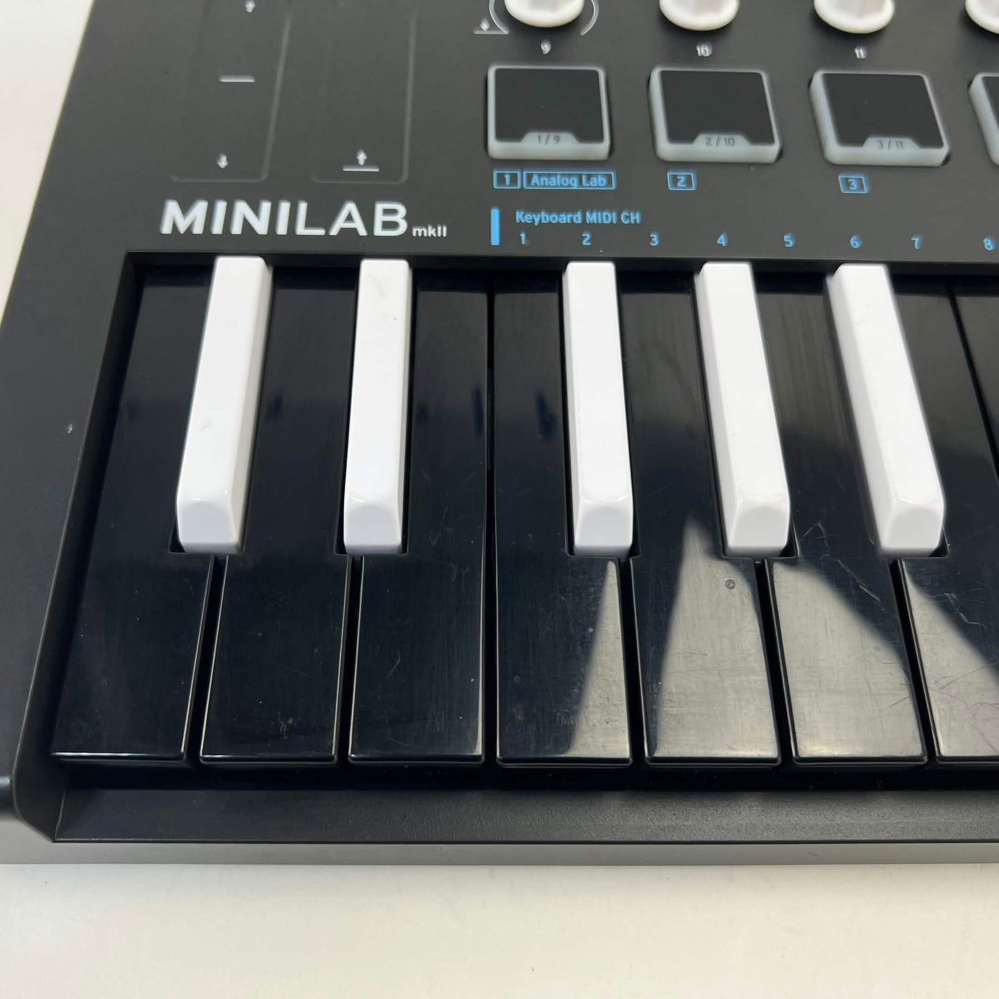 Arturia MiniLab MKII compact, portable 25-key USB MIDI controller 2AA6ZZ0D