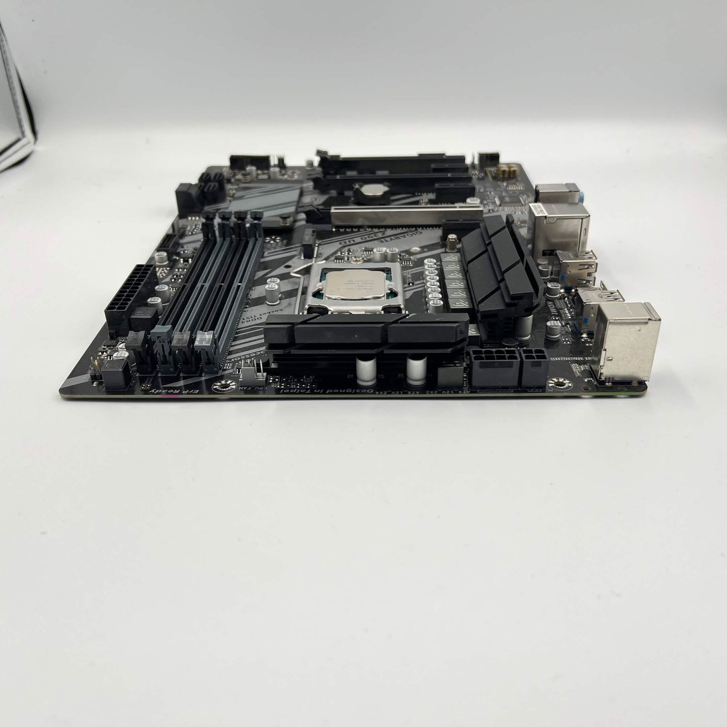 Gigabyte Z390 UD LGA 1151 Intel Core i7-8700K 6 Core 3.70GHz ATX