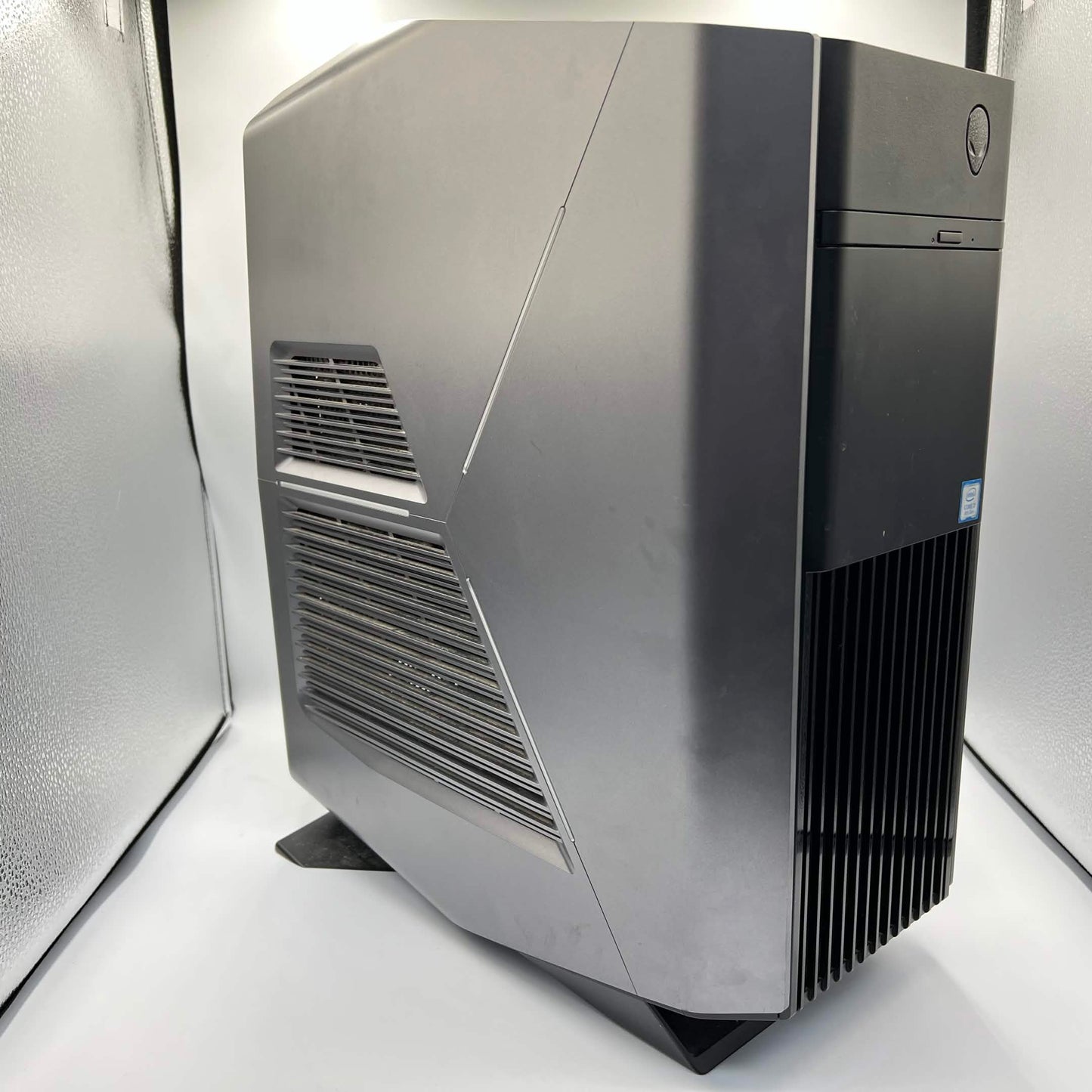Alienware Aurora R7 AWAUR7-7066SLV-PUS Core i7-8700K 3.70GHz 16GB RAM 256GB SSD 2TB HDD GeForce RTX 2080